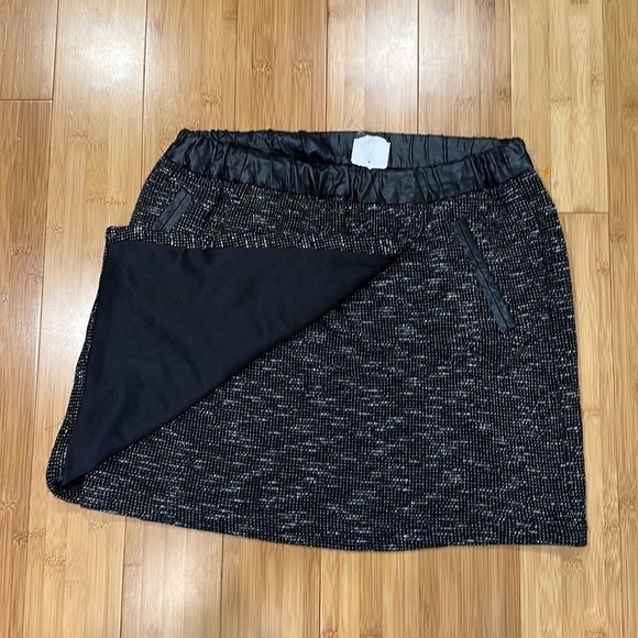 NWT Forever 21 Contemporary skirt size medium women’s - Picture 2 of 7